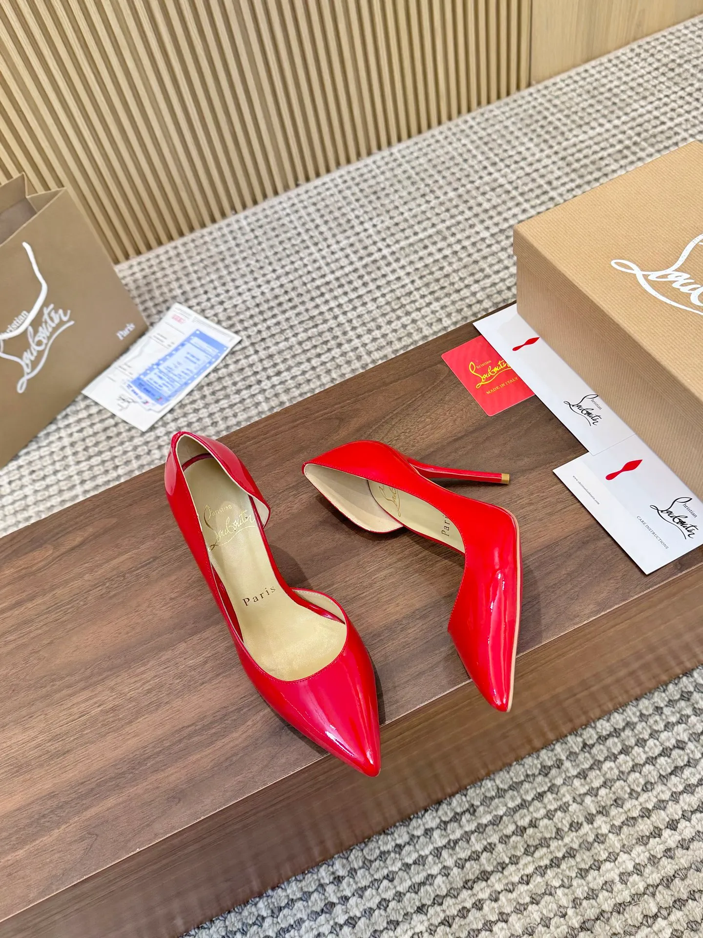 💕💕Factory direct selling price p440💕💕 Genuine leather sole +40 shipped all year round💝Christian Louboutin CL👠 "Imported cow patent leather💎Side hollow series" noble and luxurious, real blingbling👟👟 real materials, all customized by the pattern maker, and the materials are made of original customized materials to achieve the taste of the original 5 color options💍 Upper: Imported 👉cow patent leather💪 Lining: Sheepskin foot pad/lining Size: 34-40.41.42 Heel height: two options: 10.5cm and 8.5cm